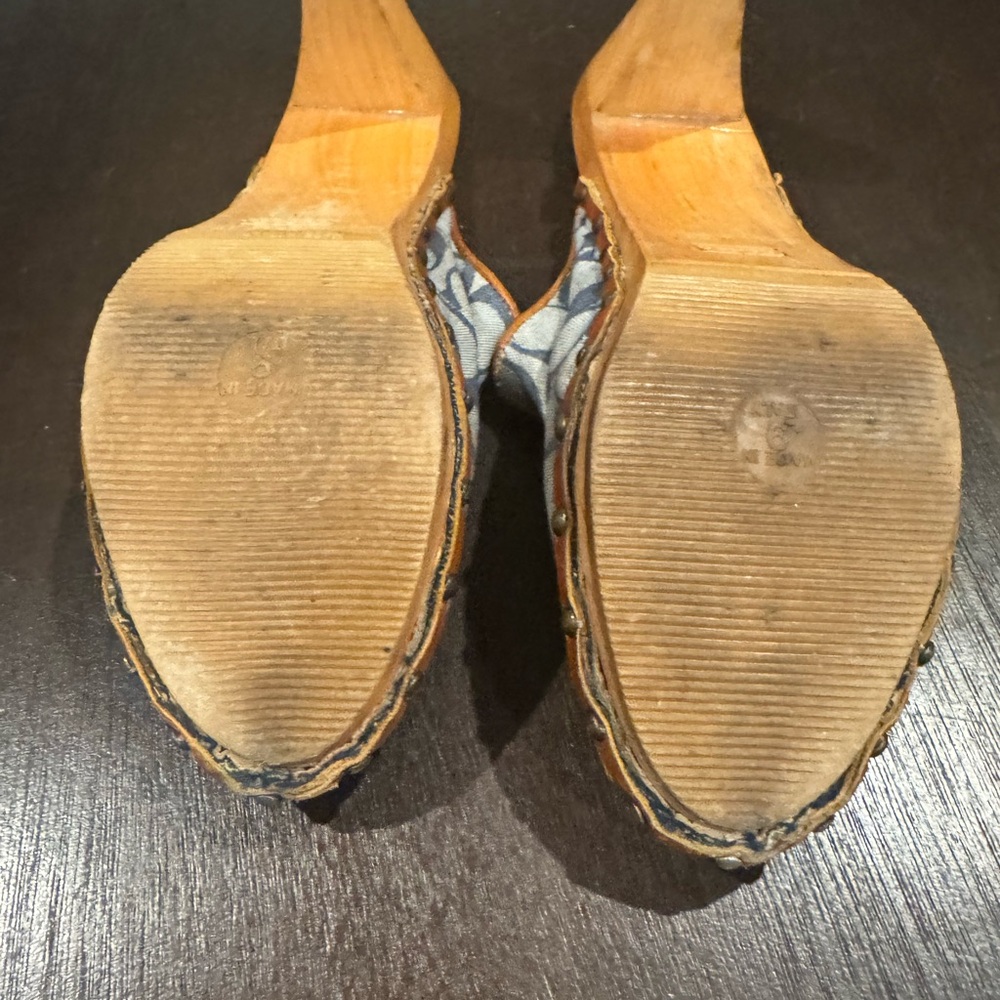 Stylish Blue Patterned Clogs - image 3